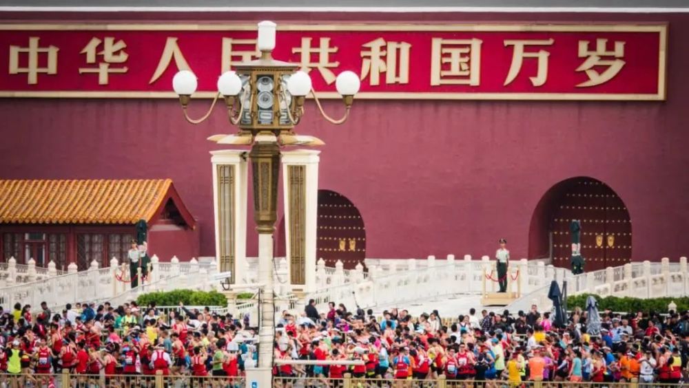 对偶遇的街边掉足少女，他在踌躇以后，仍是将其带回家试图帮忙他走上糊口的正轨。